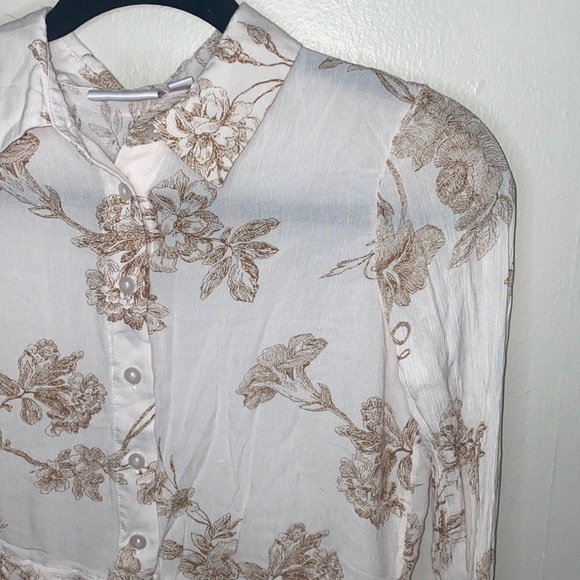Tops - 🦋Sheer button-up flower patterned long sleeved top!
